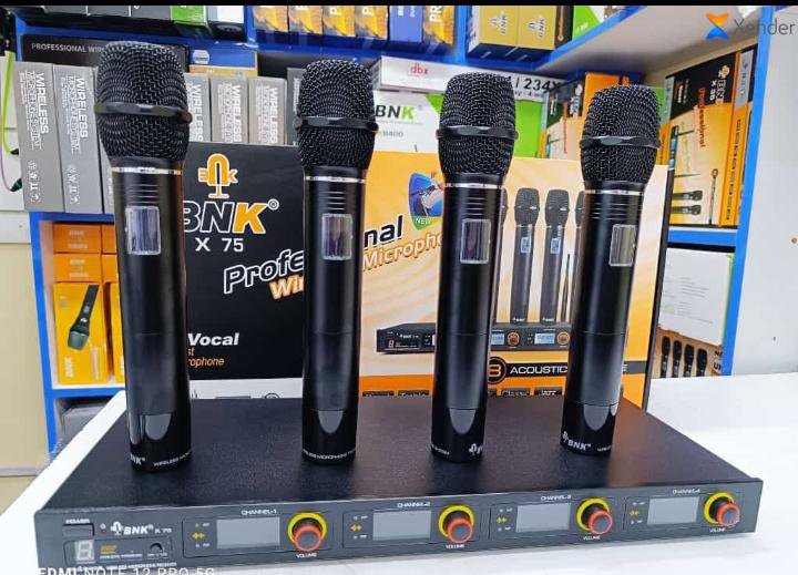 ProdBNK X75 Professional 4-Channel UHF Wireless Microphone Systemuct